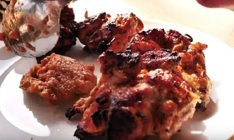 Сочный и вкусный шашлык из курицы с интересным соусом