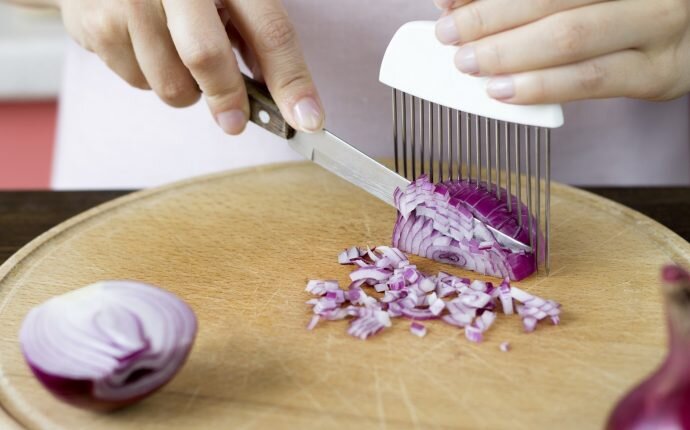 Процесс резки лука часто сопровождается слезами