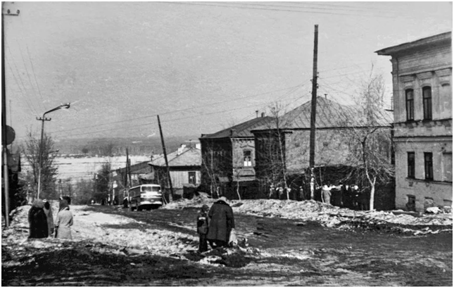 Дом ниже автобуса, фото сделано со стороны хореографического училища.1971-73 год