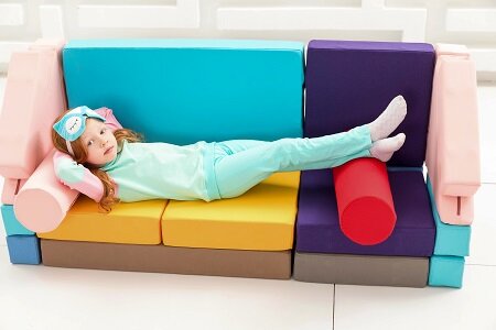 Диванчик на фото можно собрать из модулей магнитного конструктора Магматик