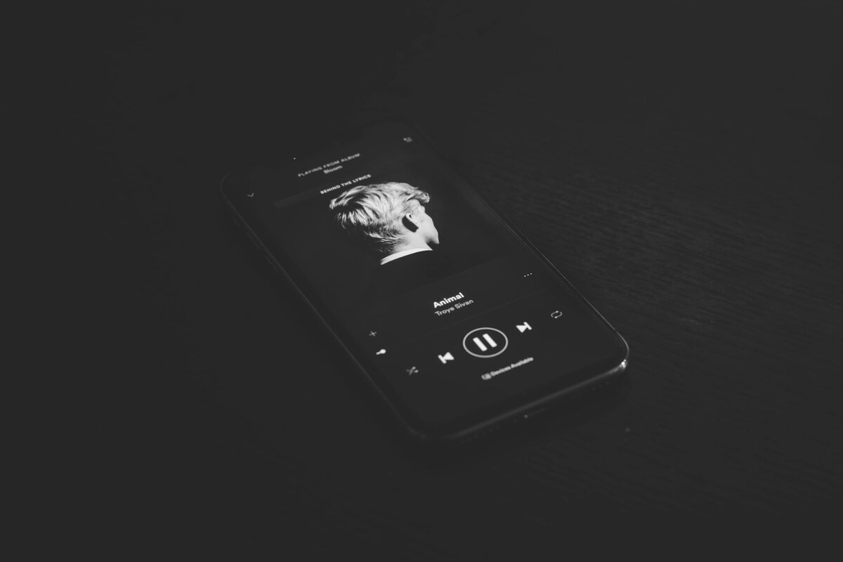 Пользователи жалуются, что Spotify быстро разряжает аккумулятор iPhone  после обновления до iOS 15 | Apple SPb Event | Дзен