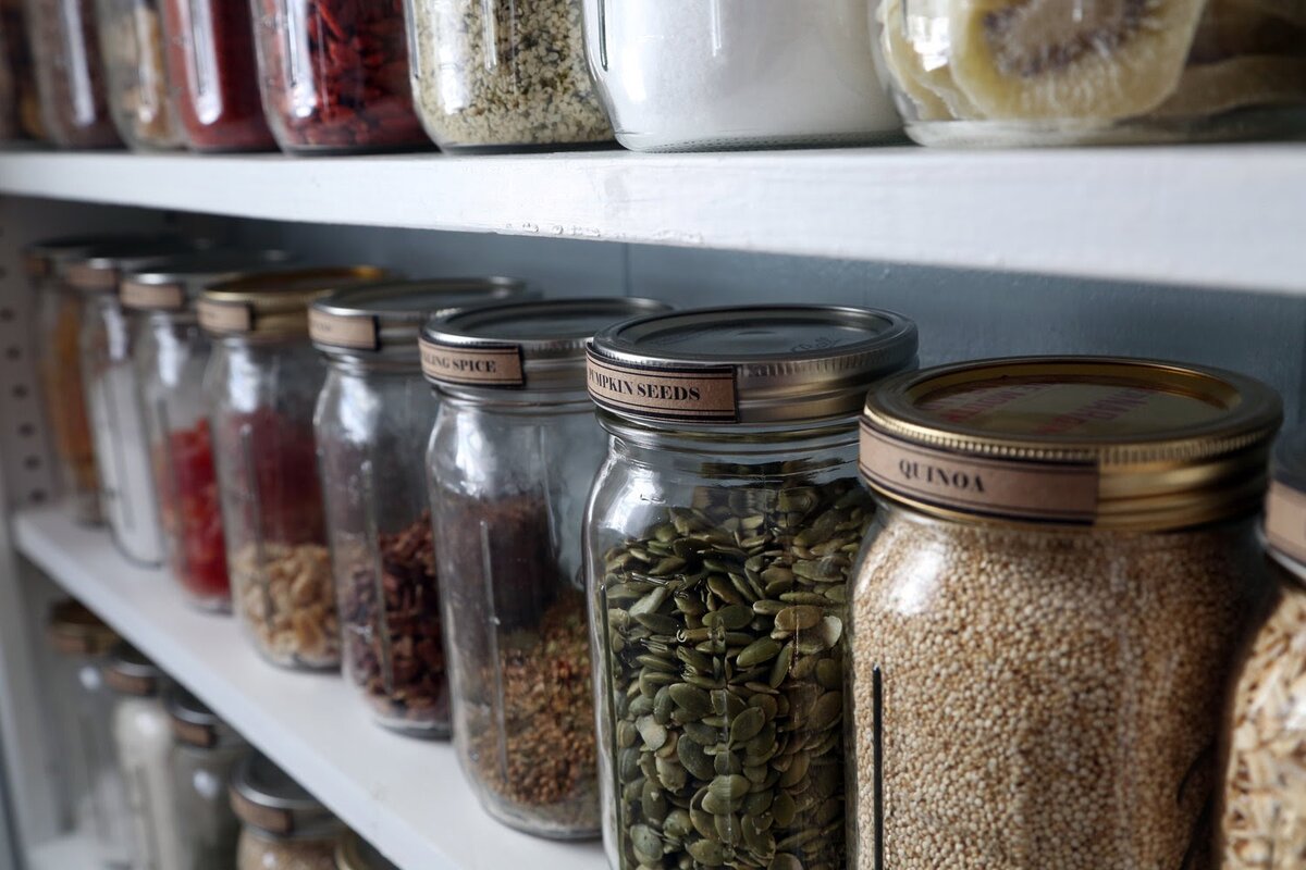 Банки для хранения орехов и сухофруктов. Сушилки для сухофруктов в домашних условиях. Где хранить сушеную. Тара для сухофруктов. Хранение сушеных овощей.