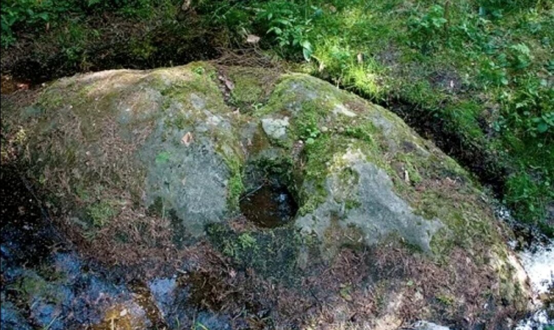 Велесов камень. Картинка взята из доступных источников яндекс фото и картинок. 