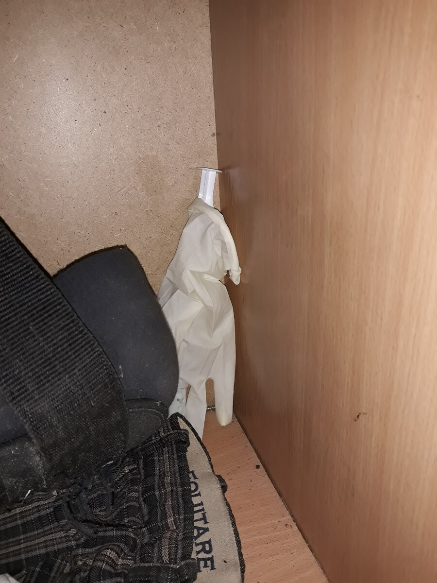 Блистер в шприце и перчатке.