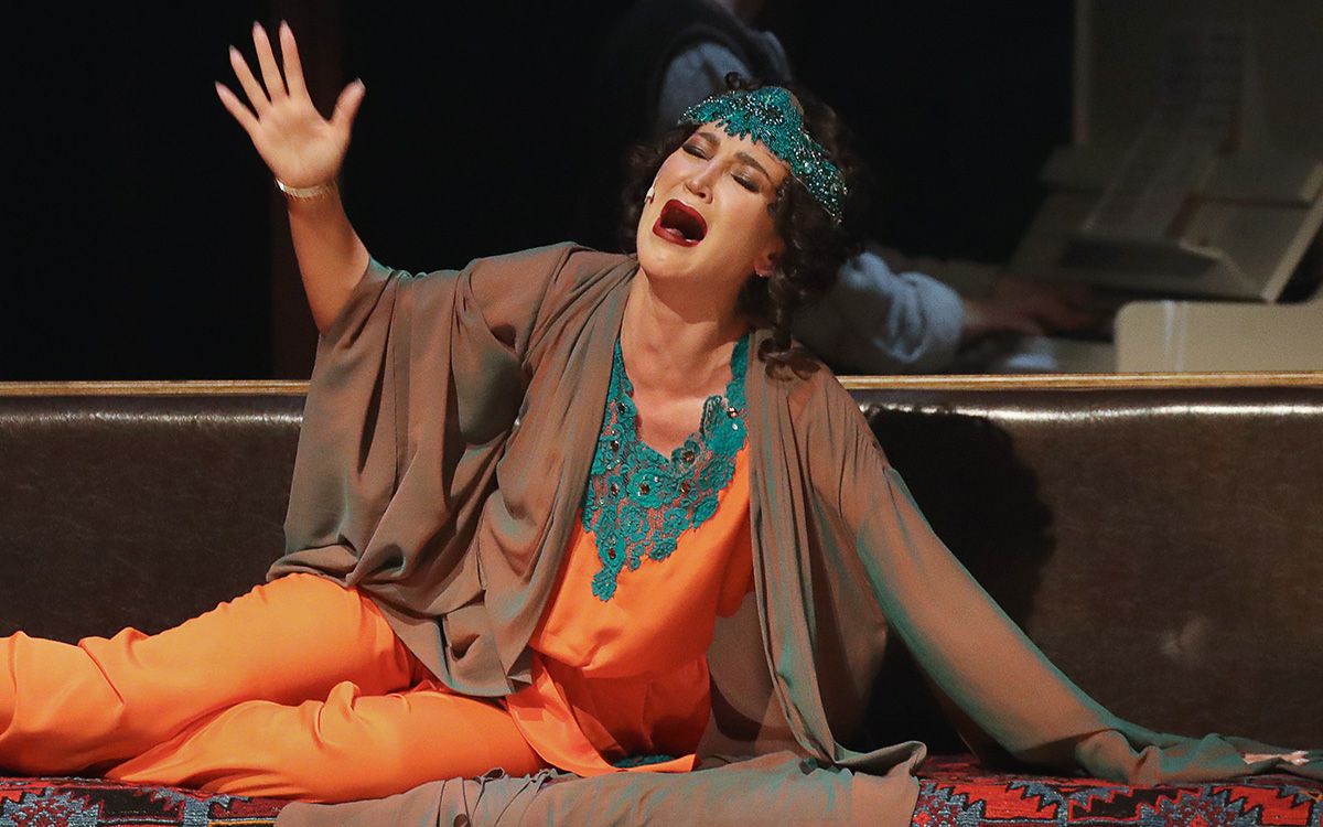 Бузова на сцене МХАТа. Источник: rbc.ru