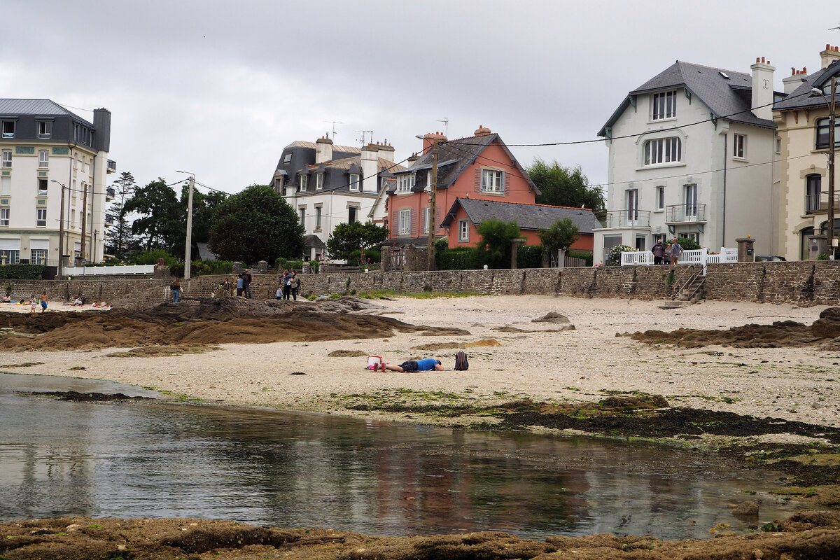 Фото автора. Конкарно, Бретань. Грустный бретонец на берегу Атлантического океана.