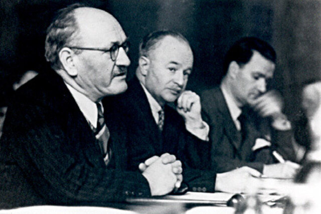 Чистхольм на принятии Устава организации в 1946 году