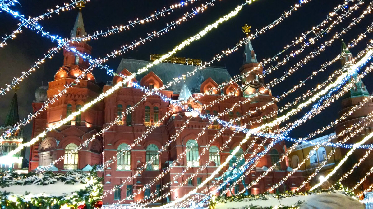 Исторический музей в свете новогодних гирлянд.