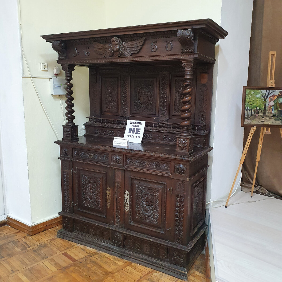 Армянский буфет 16 века в музее в Феодосии