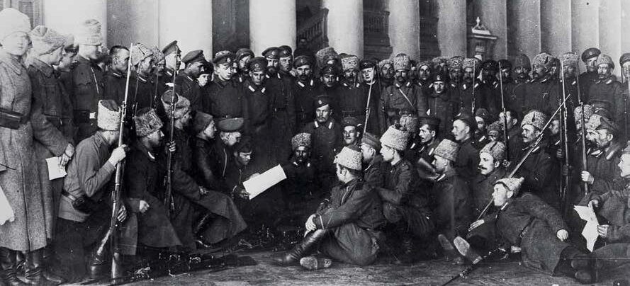 Караул Таврического дворца за чтением газеты «Известия», 1917. Источник: «Дилетант»