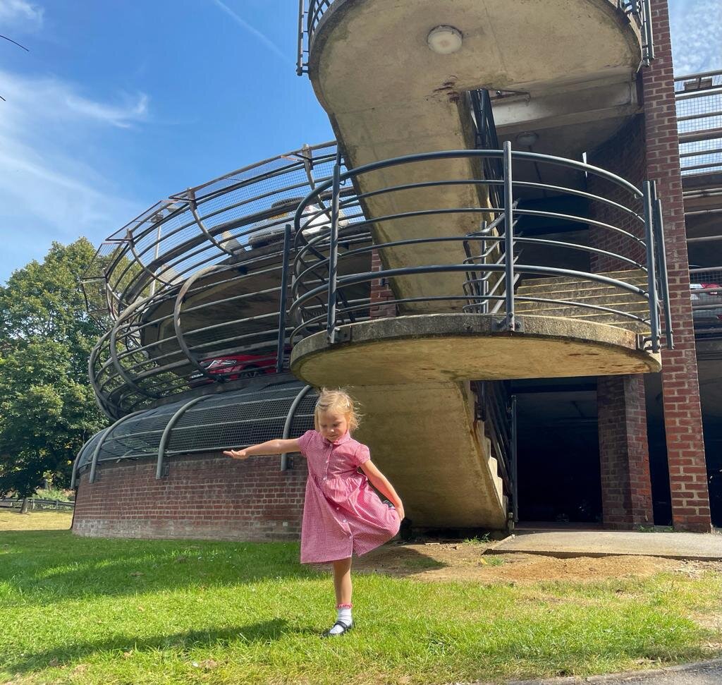 После школы в первый день учебы повели внучку в парк развлечений, чтобы создать запоминающийся праздник.