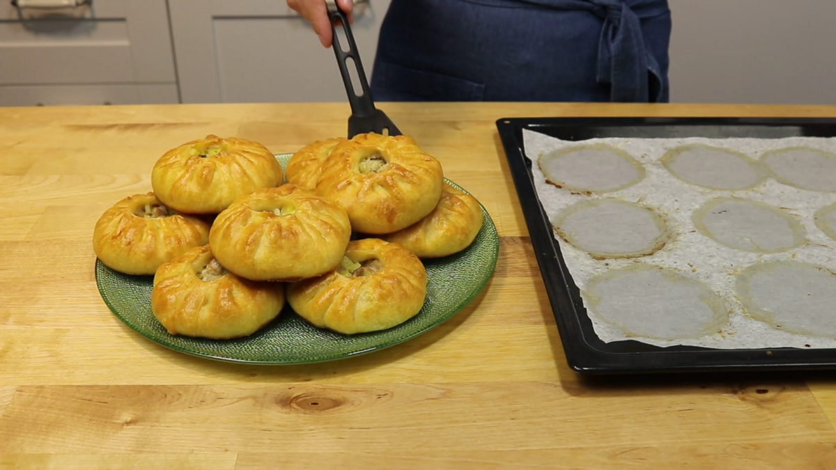 Готовлю мини пироги с курицей и картошкой! Тесто на кефире,очень нежное оно  получается, мягкое, и быстрое! | Ольга Шобутинская | Дзен