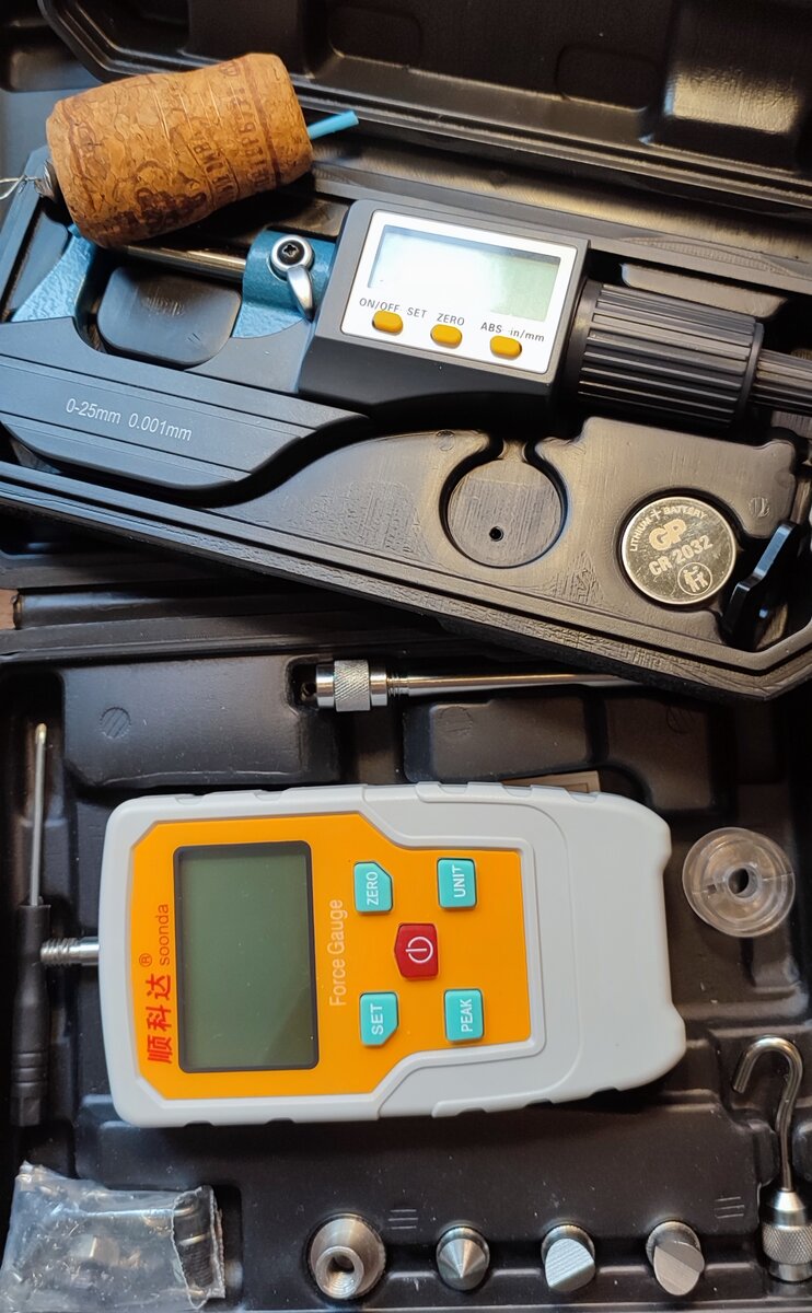 Динамометр, микрометр и "пробка")