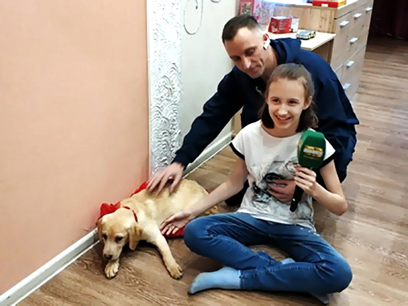 Подарили собаку а ей 14 нет. Подарили собаку.