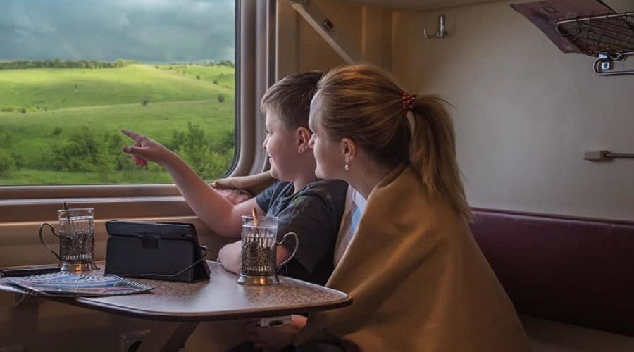 Пассажиры поезда / Фото: страница «Гранд Сервис Экспресс» в Facebook