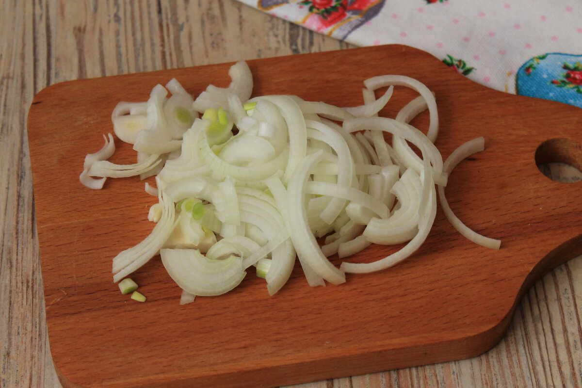 Маринованный лук для селедки. Маринованный лук для селедки быстро и вкусно. Подача маринованнованой селедки. Как резать лук на селедку.