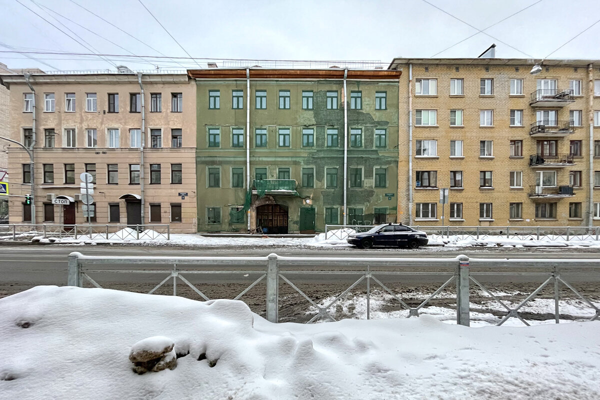 Стеклопакеты в оконных проёмах подсказывают о вроде бы начавшемся ремонте.