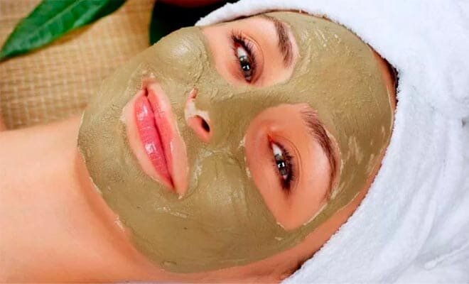 Бодяга, как косметическое средство, дошло до наших дней еще от прабабушек, которые спасались с ее помощью от синяков и ревматизма. Нередко она применялась и в качестве румян, несмотря на свой зеленовато-желтый, а то и серый цвет.

Чем хороша маска для лица из бодяги
Маска для лица из бодяги позволяет усилить кровообращение, тем самым активным образом запуская обменные процессы. Регулярное ее нанесение позволяет скрыть проявление синюшности, придать коже эластичности и устранить большинство кожных заболеваний (пигментные пятна, угри, веснушки и кровоподтеки). Она также поможет справиться с гнойничковыми высыпаниями из-за резкой гиперемии кожи.

Но не переусердствуйте и не пользуйтесь данным средством при сухости или повышенной раздраженности кожи, проявлении новообразований или повышенном росте волос. Это лишь усугубит ситуацию.

Хороша маска для лица из бодяги в борьбе с морщинами, но будьте готовы к покраснению лица и его болезненности на протяжении нескольких часов после ее применения, да и кожа начнет шелушиться. Учитывая все эти изменения, вам придется отказаться от выхода на улицу. Не стоит пользоваться ей и перед праздниками, поскольку реабилитационный период может продлиться несколько дней в зависимости от чувствительности кожи.