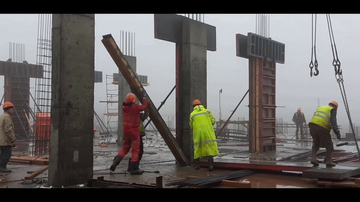 Строительство монолитных железобетонных пилонов.