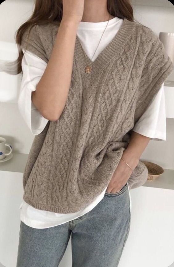 Вязаный жилет с аранами поверх футболки оверсайз