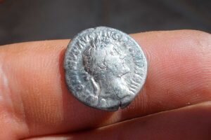 Кто-то называет их «черными копателями». Сами себя они считаютархеологами-любителями. Редко кто из них скажет: шарюсь по полям с металлоискателем, чтобы поднять редкую вещь или монету и выгодно продать на интернет-аукционе. Говорят: увлекаемся историей, копаем помаленьку для себя, для коллекции, это не бизнес. И чего не покопаться, если у государства руки не доходят и вряд ли когда-нибудь дойдут до обследования всех наших просторов и уголков.