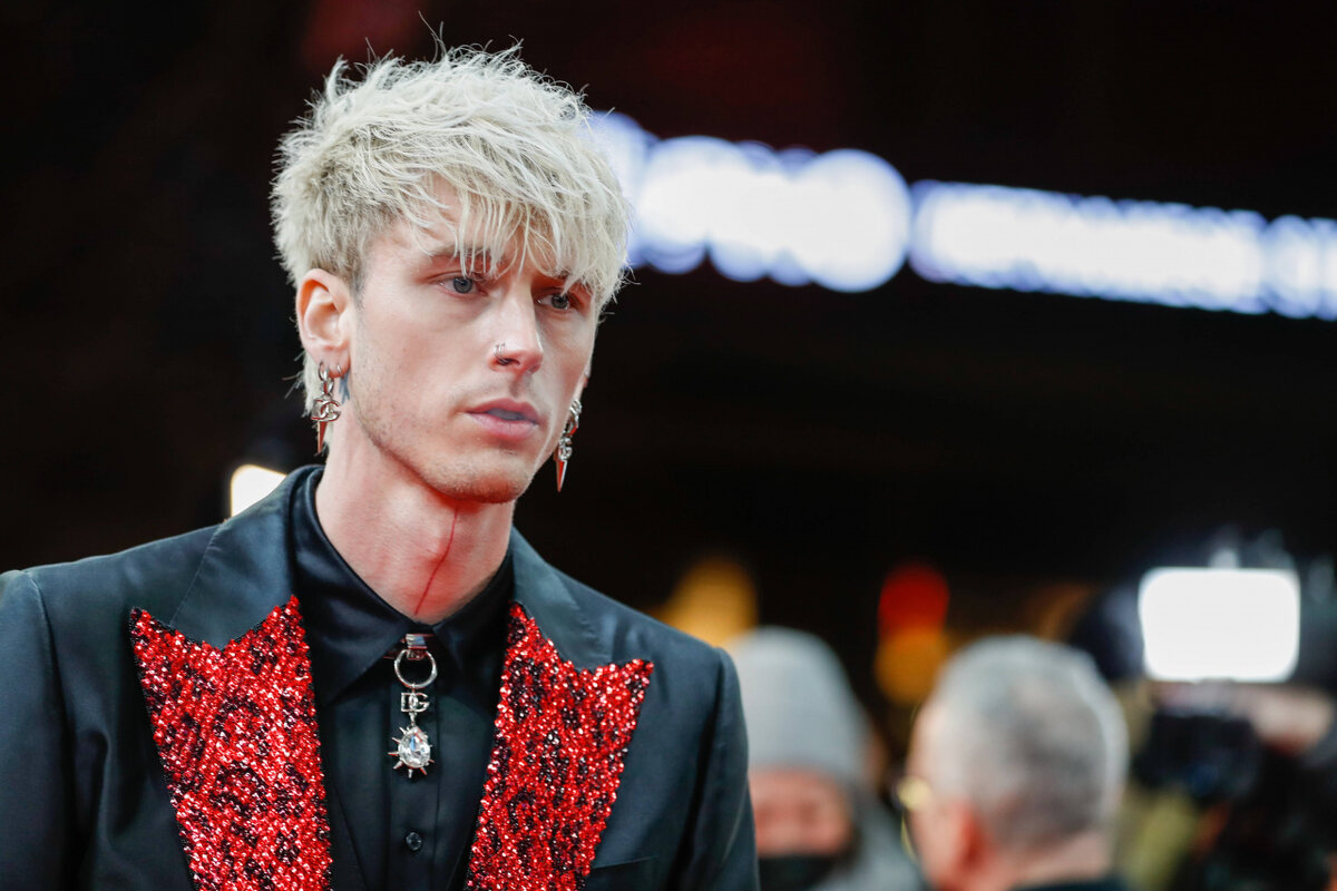 У Machine Gun Kelly режиссерский дебют. Он сыграет в фильме главную роль, а  еще там появятся Меган Фокс и Пит Дэвидсон | SRSLY | Дзен