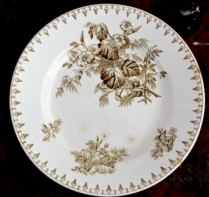 Исходя из того, что в галерее приведены достаточно старые винтажные и антикварные изделия, можно сделать неверный вывод: мол, грибок является неким признаком антикварности, древности изделия. Нет!!! Всё это является скорее признаком того, что все эти изделия некие мародёры достали из заколоченных домов покинутых деревень. Или бомжи шастали зимой по дачам, а затем, что было ценного, несли в утиль или в скупку. Фото взято из свободного доступа в интернете.