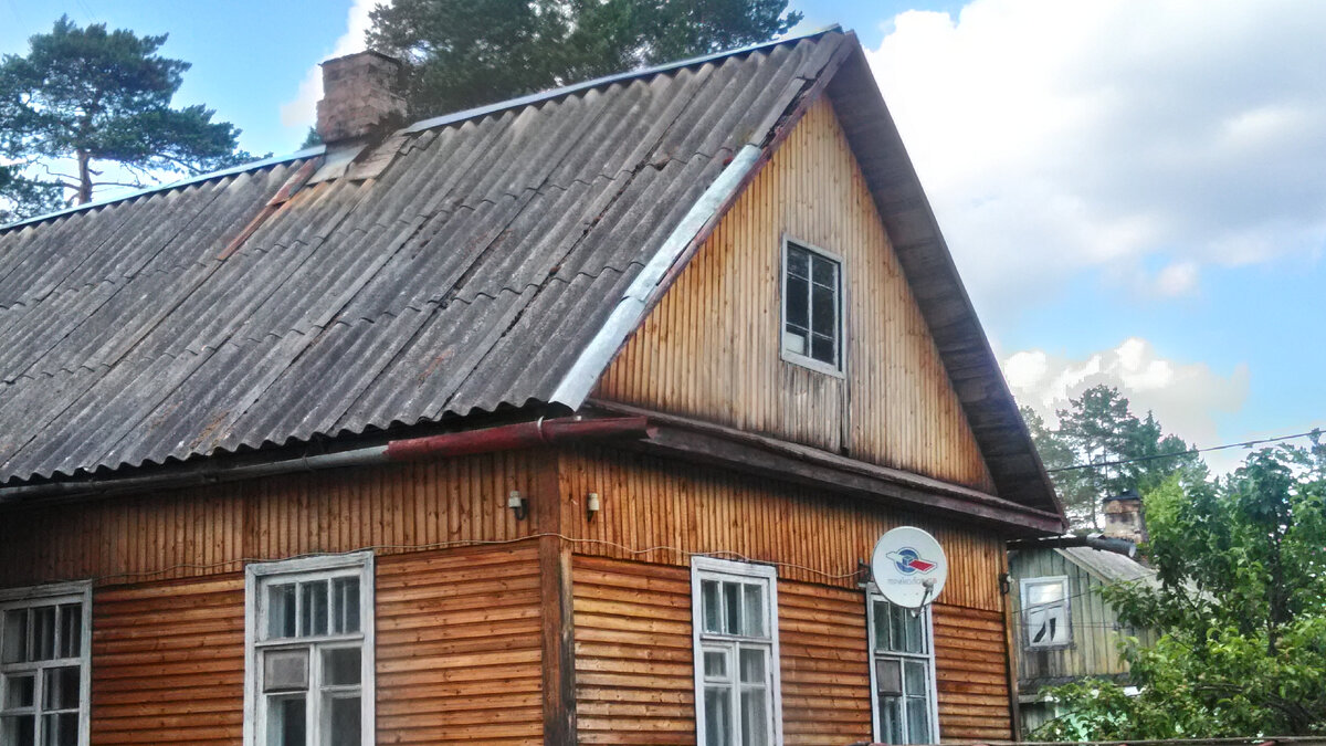 Здание было покрыто шифером, обшиты вагонкой, без утепления, рамы деревянные