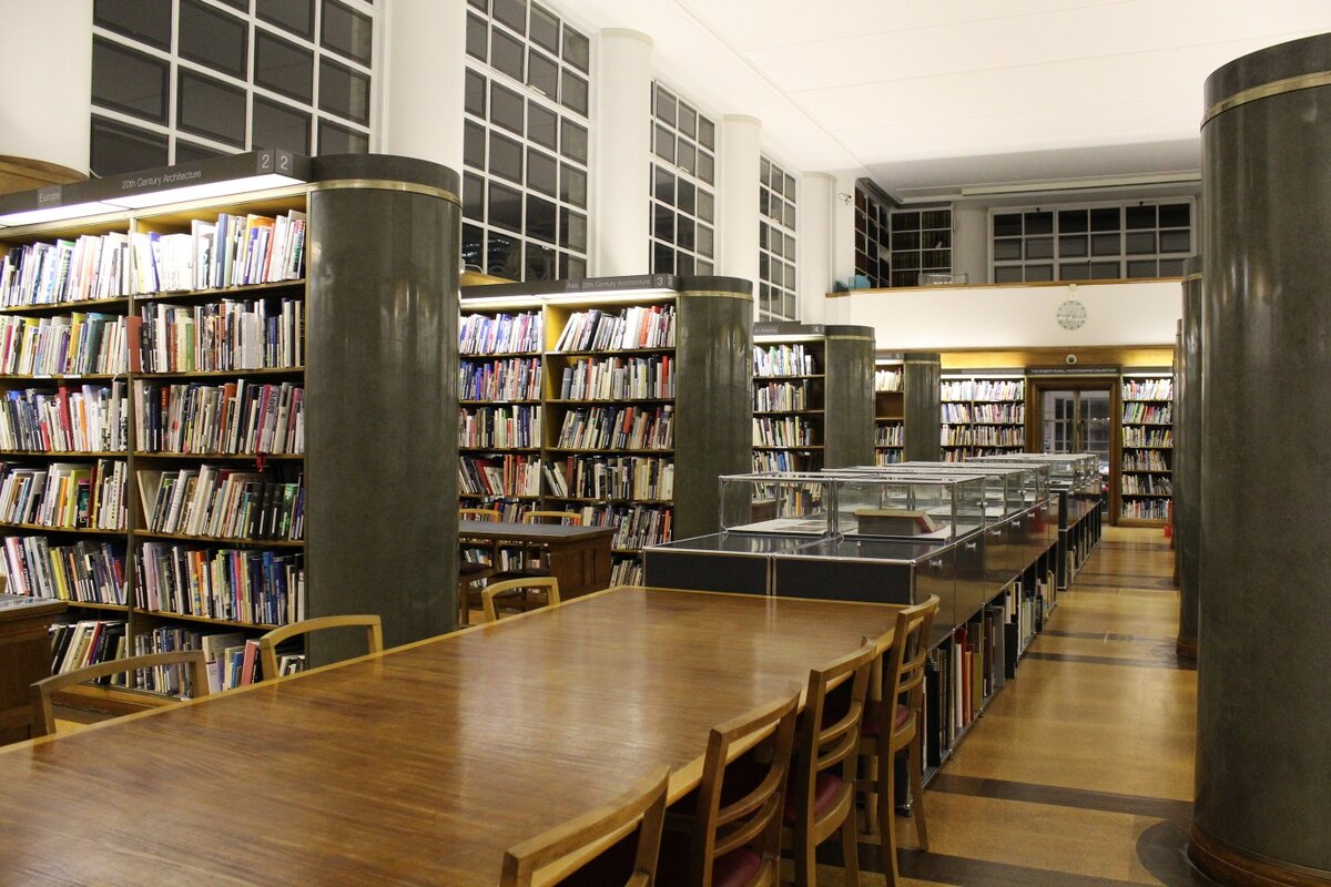 Читальный зал в библиотеке