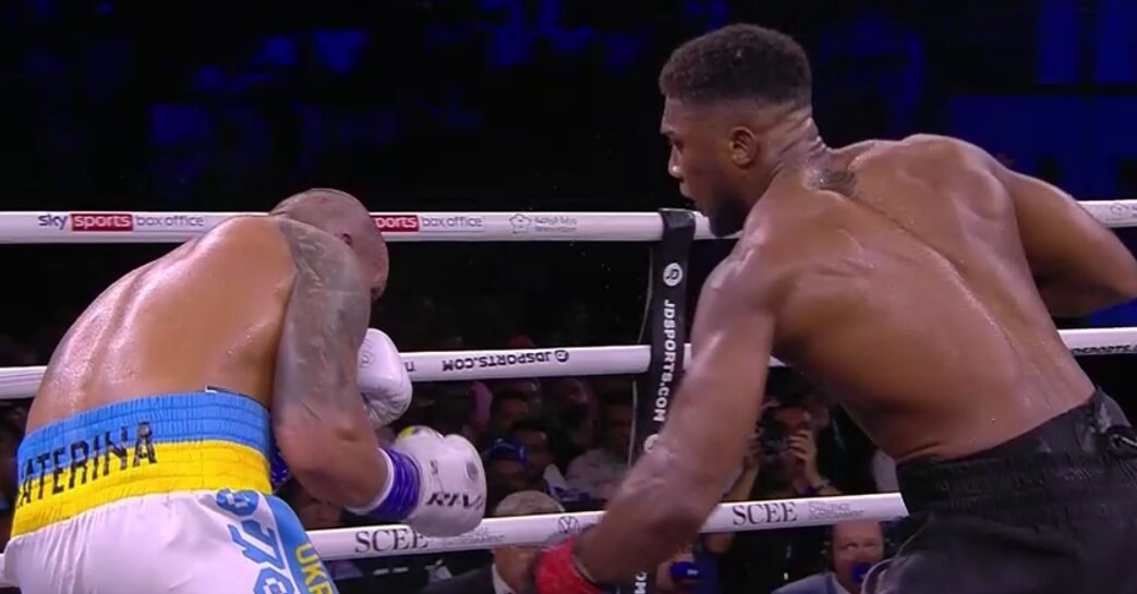 Джошуа готовит удар правой снизу