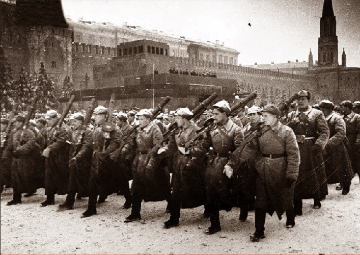 Парад на Красной площади 7 ноября 1941 года. /фото реставрировано мной, изображение взято из архива/
