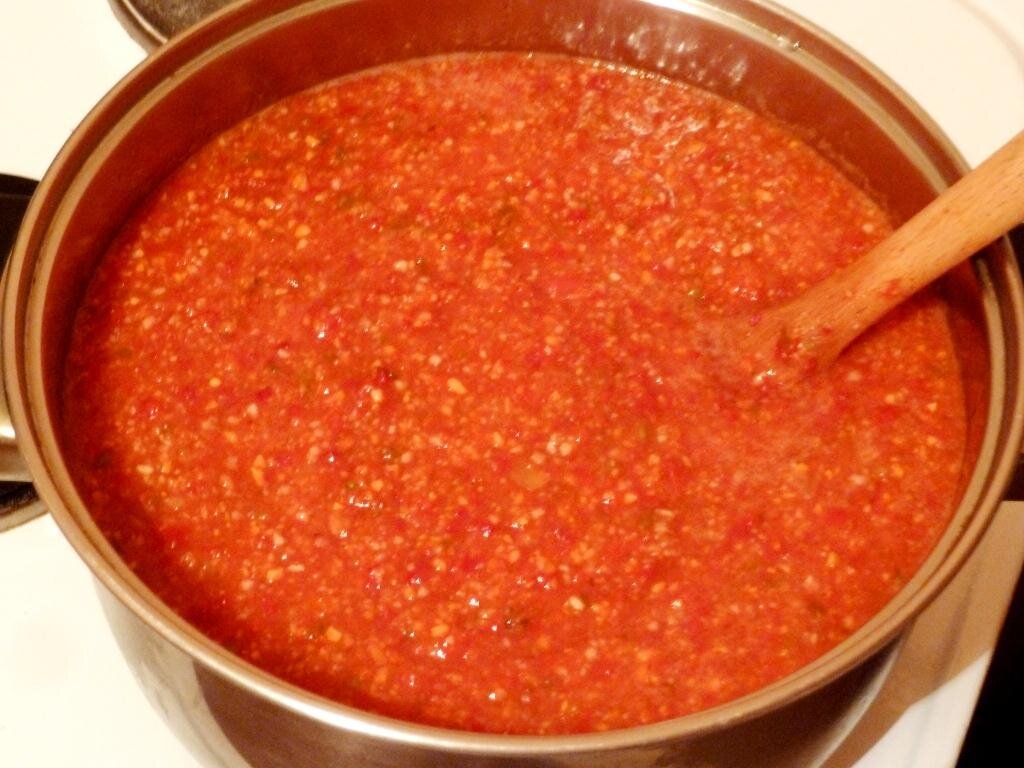 Аджика из моркови. Аджика без сахара. Добавляют ли в аджику уксус. Добавляют ли в аджику уксус. Аджика татарская.