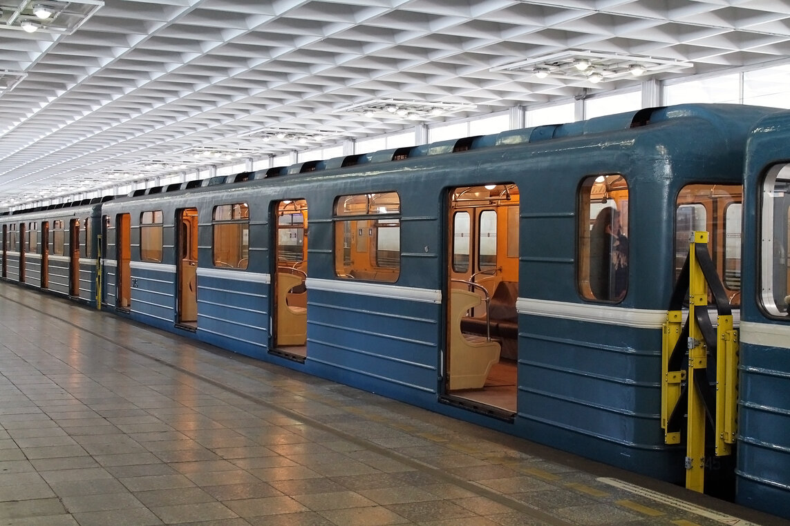 Поезд в метро спб