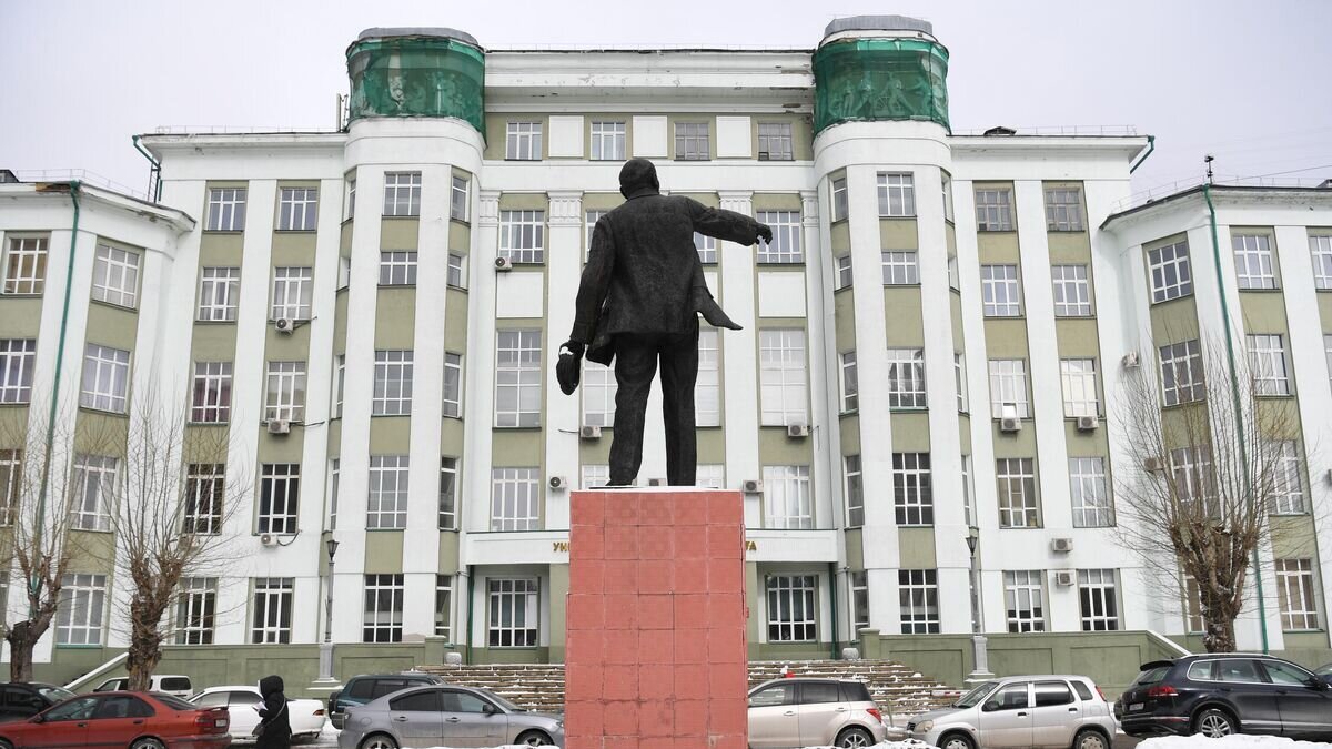    Скульптура В. И. Ленина перед Новосибирской государственной академией водного транспорта© РИА Новости / Александр Кряжев