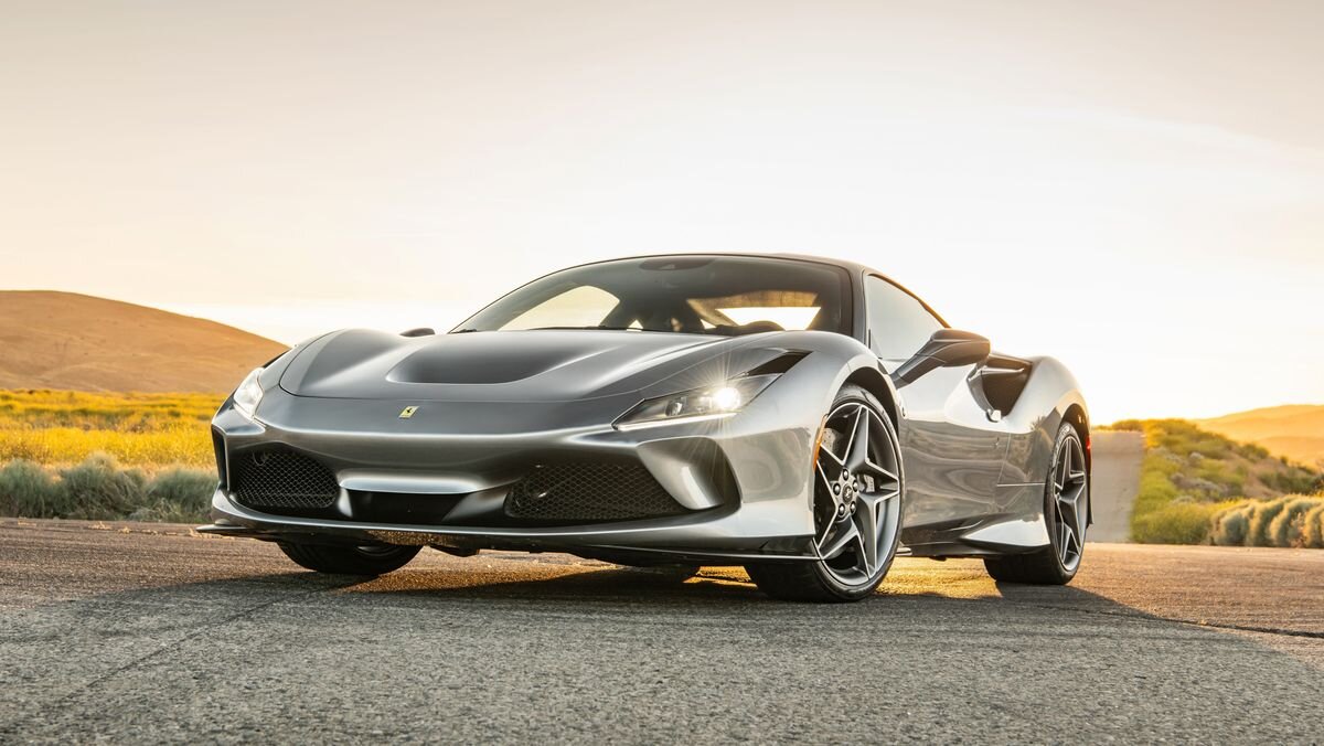 Ferrari F8 Tributo и Spider 2022 года олицетворяют формулу суперкара. У них обоих убийственная внешность, самый мощный V-8, который Ferrari когда-либо создавался, и управление им больше похоже на надевание костюма супергероя, чем на вождение автомобиля. Несмотря на то, что итальянский автопроизводитель создал двигатели V-8, которые звучат лучше, чем 3,9-литровый твин-турбо F8, 710 лошадиных сил, которые он передает на задние шины, способствуют головокружительному взлету и ощущению, что вы летите низко над землей. Независимо от того, выберут ли водители кабриолет Spider или хардтоп Tributo, эпическая мощность, прочное шасси и сильное сцепление с дорогой на поворотах заставят их работать над тем, чтобы полностью раскрыть потенциал автомобиля. Как и в случае с удобными для пригородных перевозок альтернативами, такими как Porsche 911 Turbo