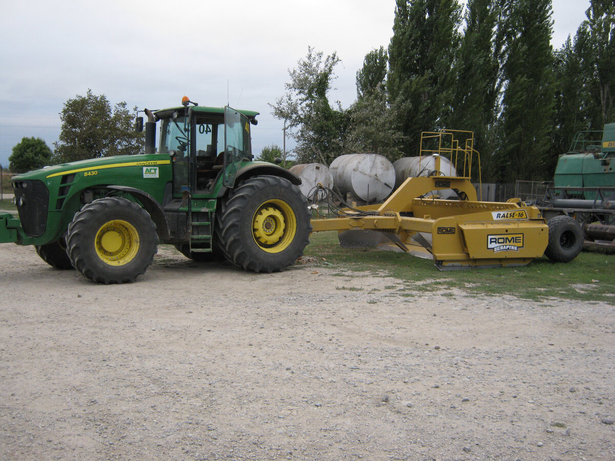 Прицепной скрепер. Ссылка на оригинальный документ: https://commons.wikimedia.org/wiki/File:%D0%A1%D0%BA%D1%80%D0%B5%D0%BF%D0%B5%D1%80-%D0%BF%D0%BB%D0%B0%D0%BD%D0%B8%D1%80%D0%BE%D0%B2%D1%89%D0%B8%D0%BA.jpg