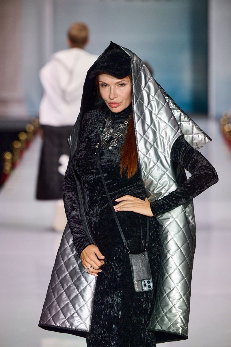 Эвелина "уютно" смотрится в стёганом жилете с капюшоном