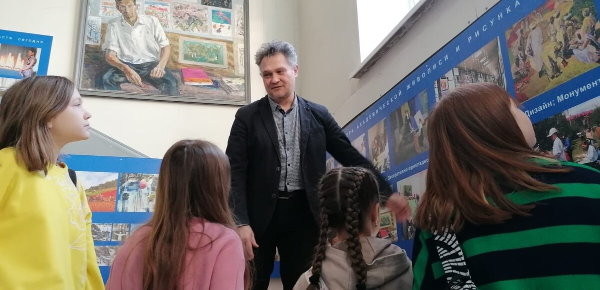 Экскурсию для победителей конкурса провел декан факультета искусств Андрей Сухарев