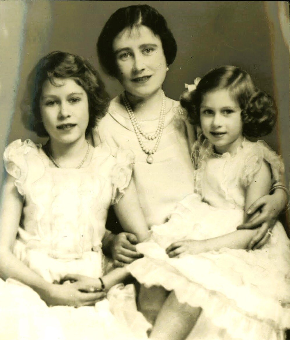 Елизавета (слева) и Маргарет (справа) с матерью Елизаветой Боуз-Лайон