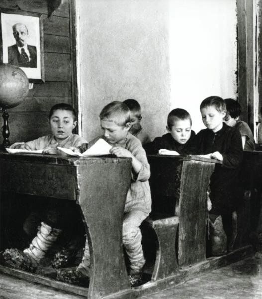 В сельской школе. Фотограф Аркадий Шишкин. 1928 год