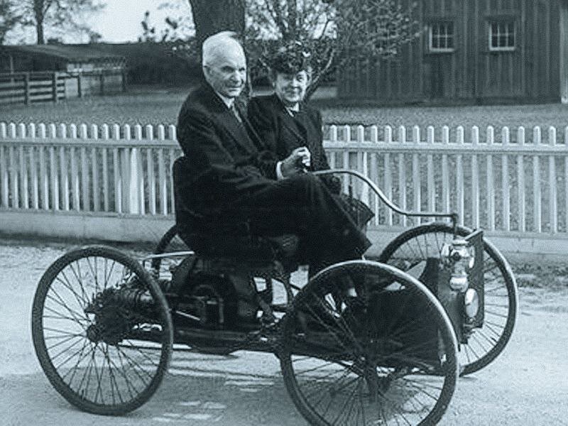 Генри Форд и его жена Клара в первом автомобиле, который он сконструировал в 1896 году.