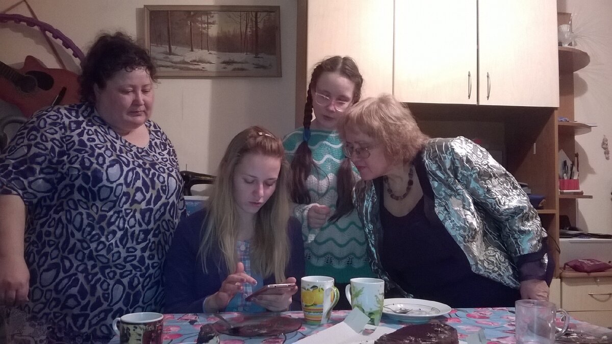 Моя  младшая - крайняя справа- со своими детьми и внучкой