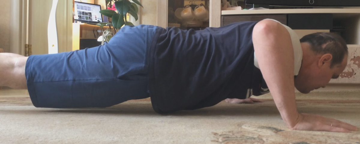 Отжимания делаю не до самого пола, а до ребра ладони. Как делали в армии. 