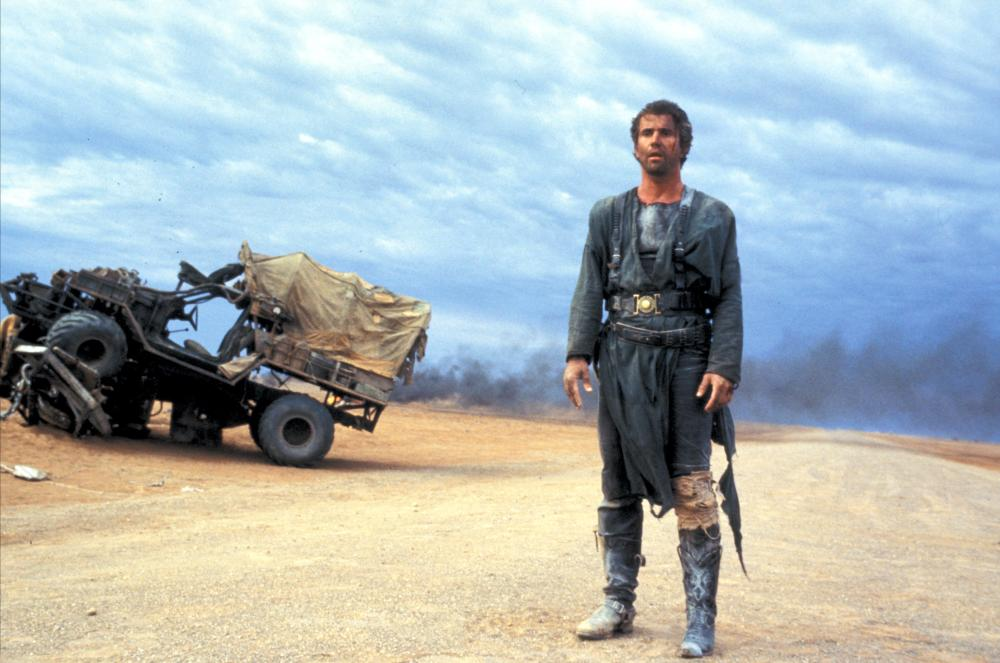 Mad max türkçe dublaj. Мэл Гибсон Безумный Макс 1979. Мэл Гибсон Безумный Макс 1. Безумный Макс 3 под куполом грома. Мэл Гибсон Безумный Макс 2.