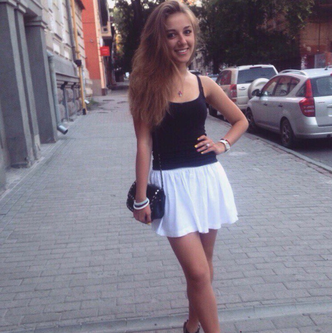 Наряды на выпускной как всегда очень разные, платья от простых до пышных, кто-то выбрал юбку, а кому-то мила советская школьная форма (Фото -  vklist.ru)