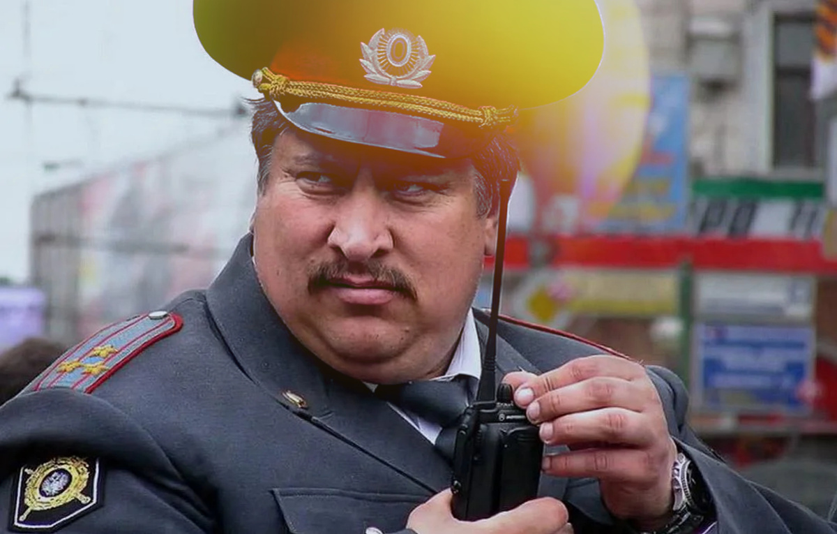 Гаишник с недоверчивым взглядом 