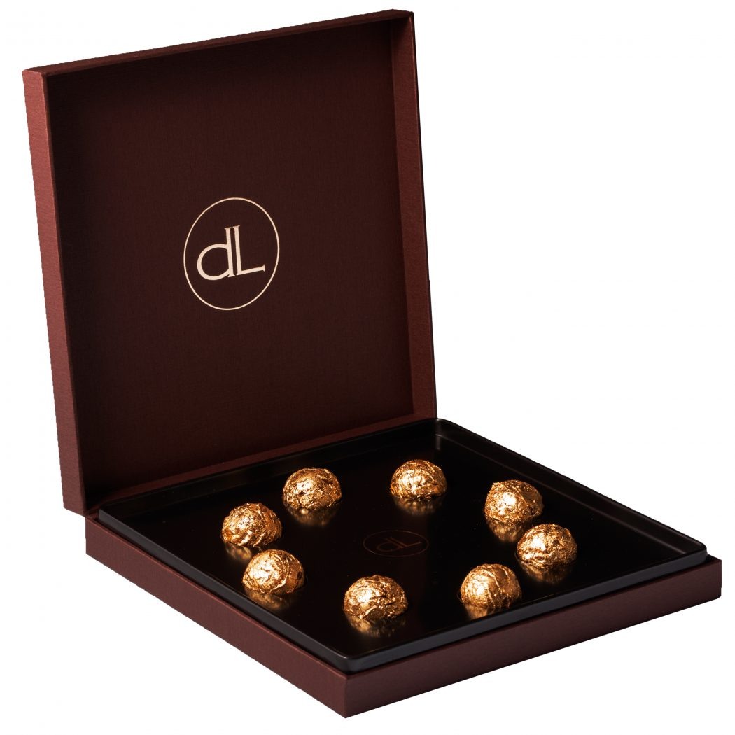 Упаковано лакомство в строгую коробку темного цвета, вмещающую 8 трюфелей. Цена такого удовольствия составляет 150 долларов (10 тыс. руб.) 
