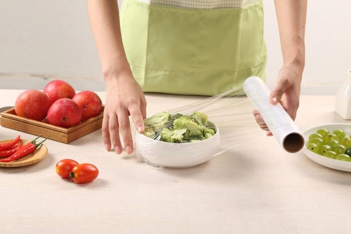 Пищевая пленка: 8 неочевидных способов применения на кухне и в быту