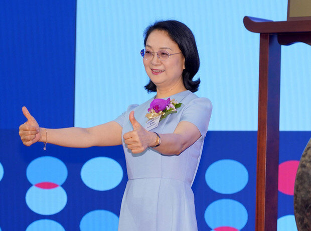 Ставит лайк нашей публикации. Фото с сайта Forbes.ru