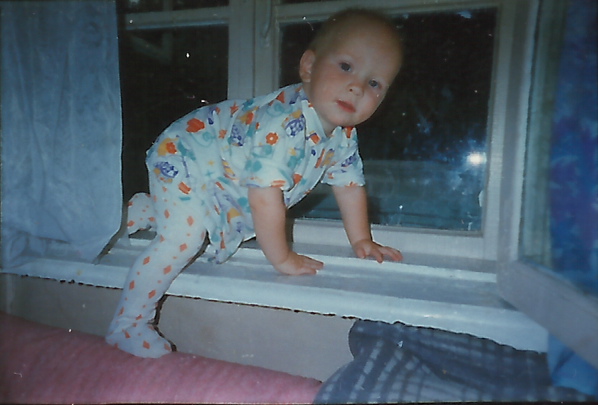 Я на окошке чуть-чуть посижу